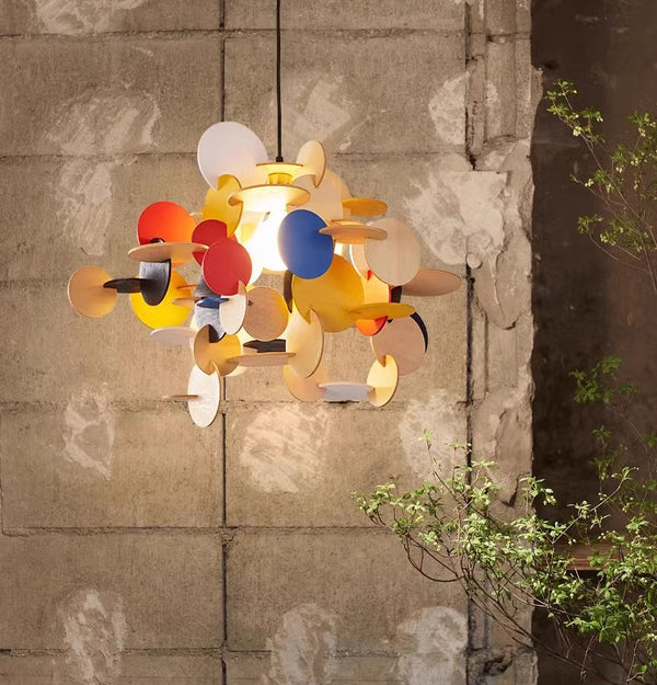 Bunter kreativer Kronleuchter aus Massivholz