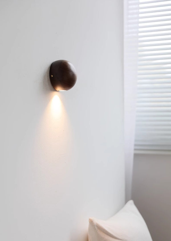 Dekorative Wandlampe aus Massivholz für das Schlafzimmer