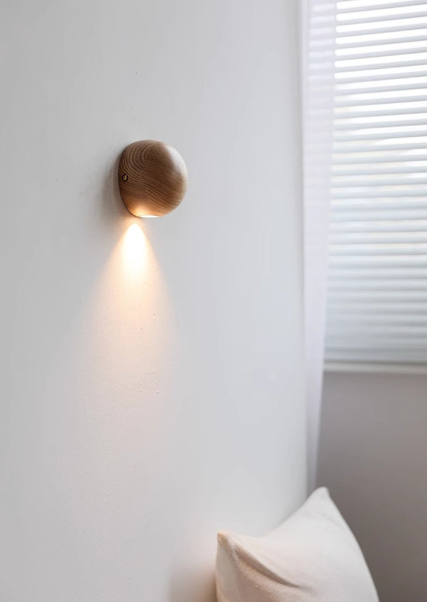 Dekorative Wandlampe aus Massivholz für das Schlafzimmer