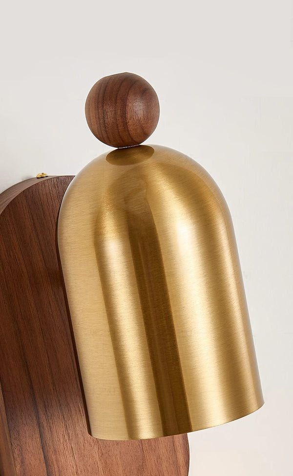 Wandlampe aus Massivholz im mittelalterlichen Stil