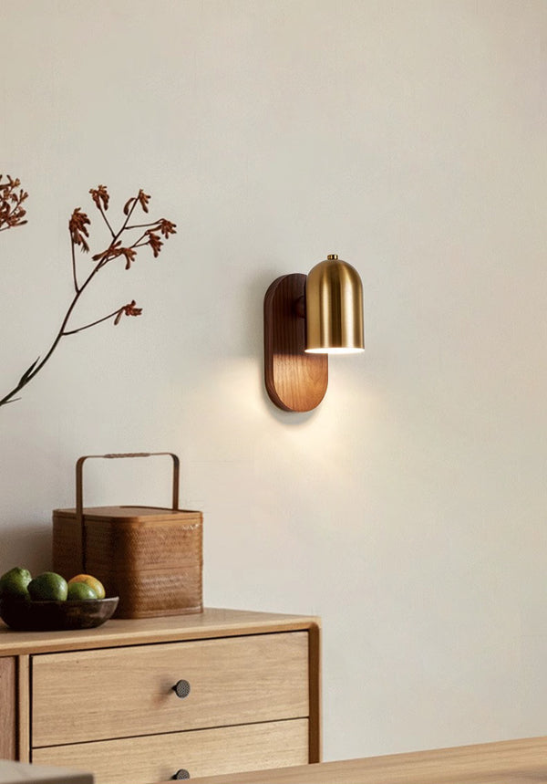 Wandlampe aus Massivholz im mittelalterlichen Stil