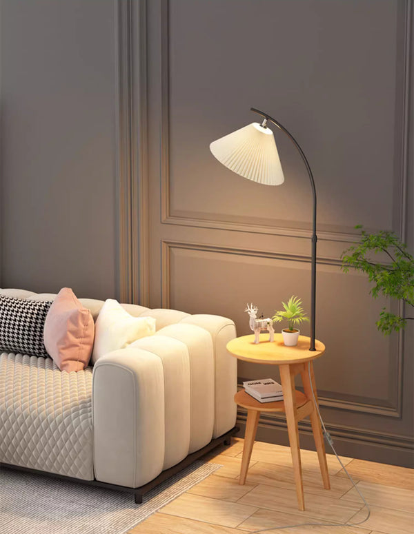 Doppelschichtige, halbgebogene Stehlampe