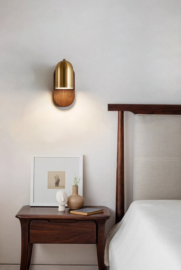 Wandlampe aus Massivholz im mittelalterlichen Stil