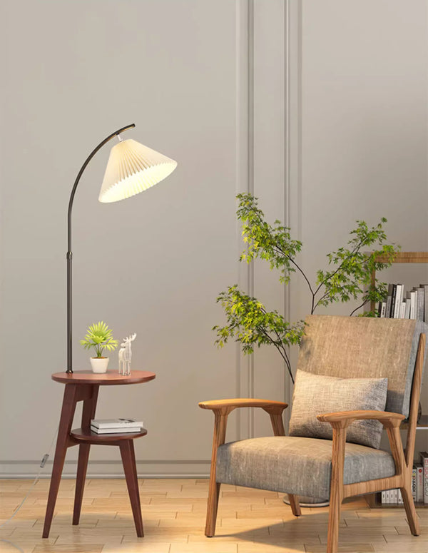 Doppelschichtige, halbgebogene Stehlampe
