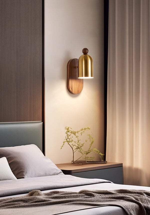 Wandlampe aus Massivholz im mittelalterlichen Stil