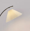 Doppelschichtige, halbgebogene Stehlampe