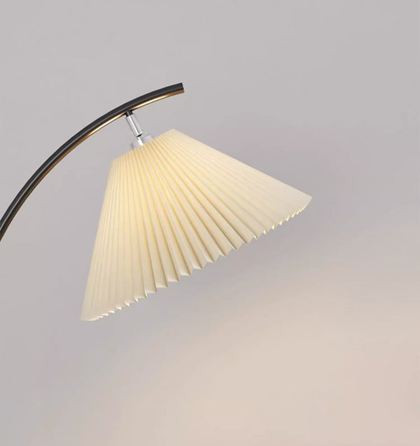 Doppelschichtige, halbgebogene Stehlampe