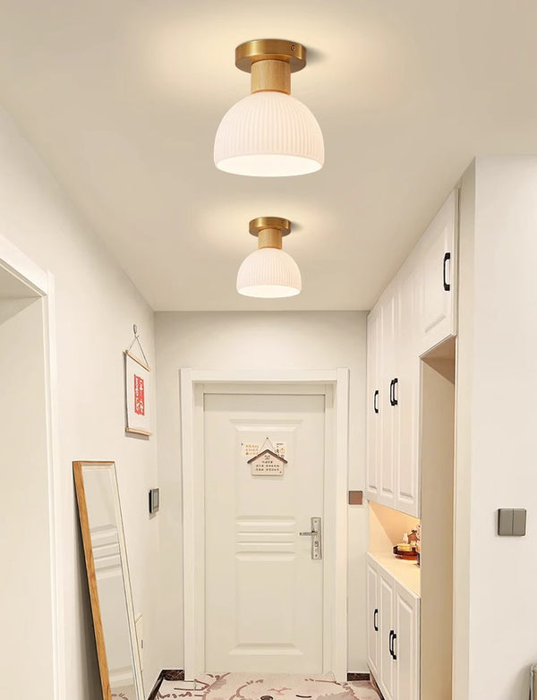 Deckenlampe aus Massivholz im cremefarbenen Stil