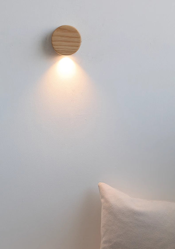 Dekorative Wandlampe aus Massivholz für das Schlafzimmer
