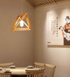 Lustre triangulaire en bois massif