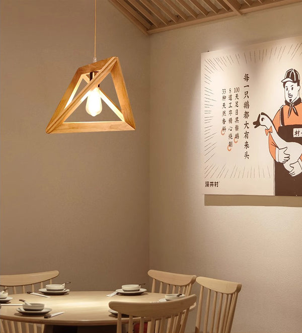 Lustre triangulaire en bois massif