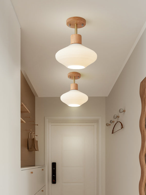 Deckenlampe aus Massivholz im cremefarbenen Stil