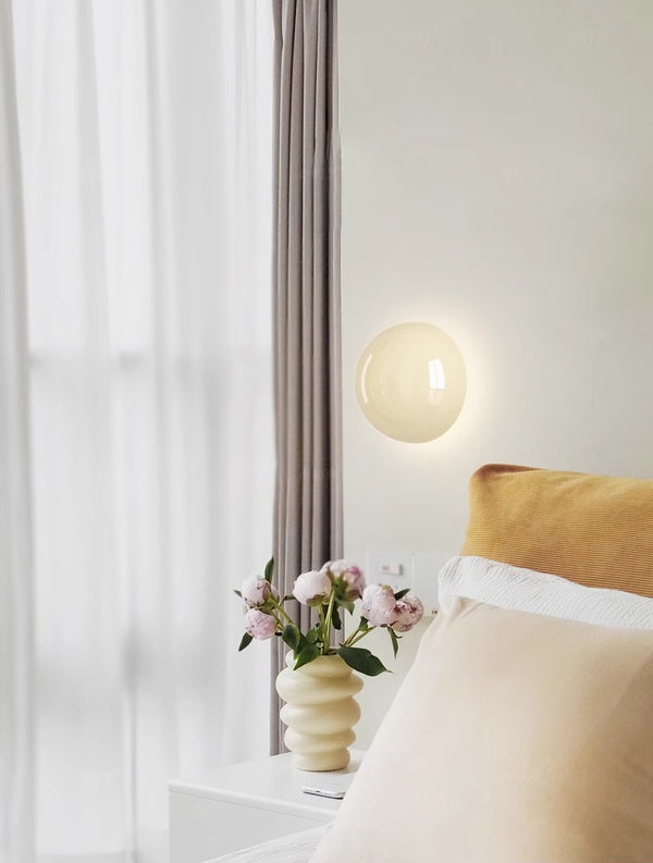 Cremefarbene Wandlampe fürs Schlafzimmer