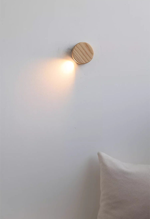 Dekorative Wandlampe aus Massivholz für das Schlafzimmer
