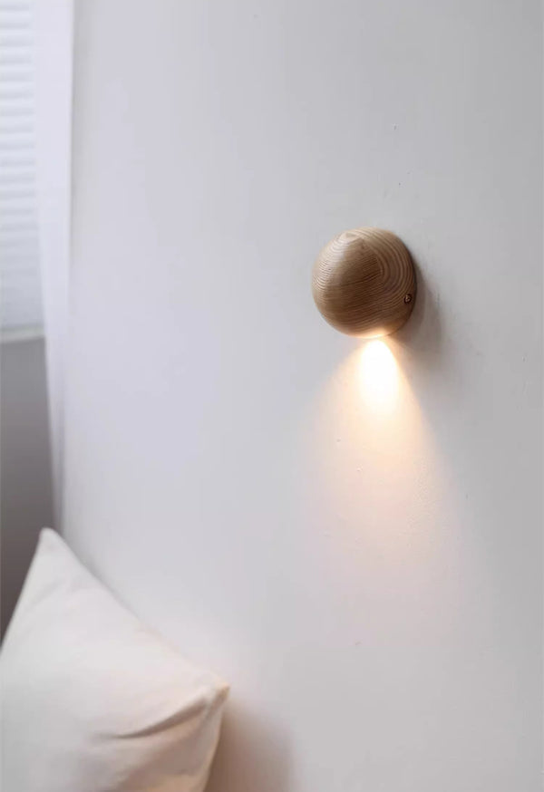 Dekorative Wandlampe aus Massivholz für das Schlafzimmer