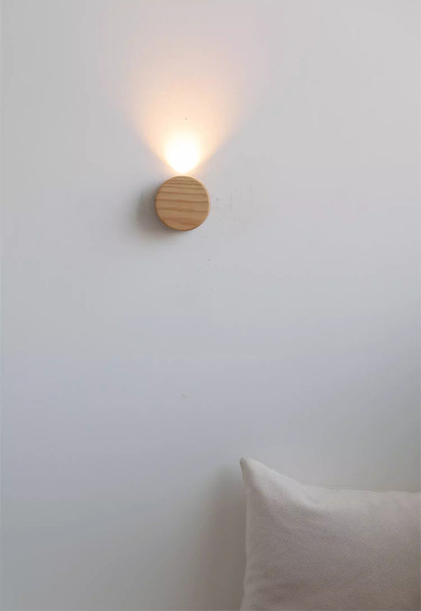 Dekorative Wandlampe aus Massivholz für das Schlafzimmer