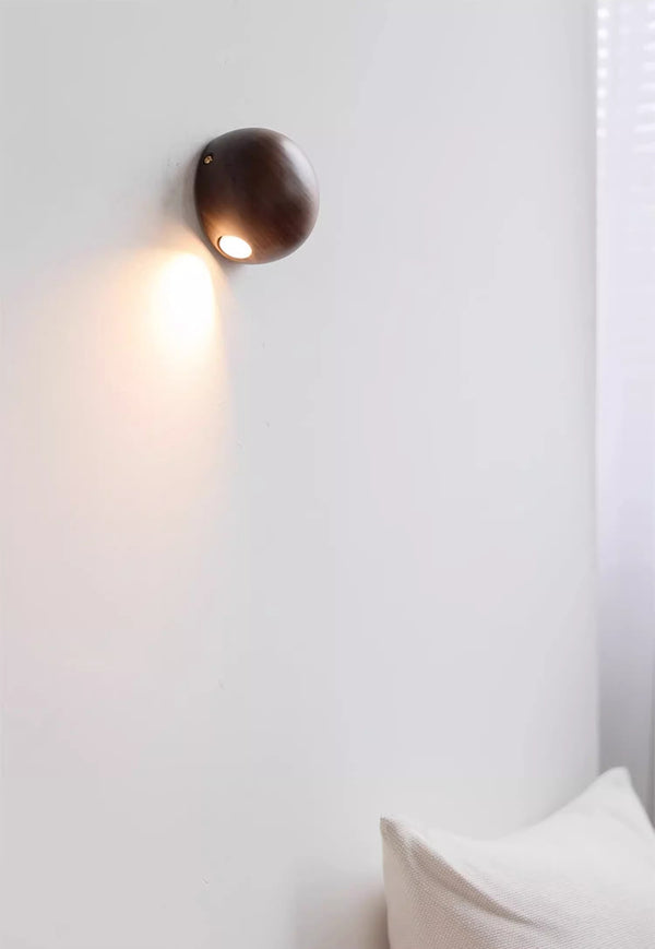 Dekorative Wandlampe aus Massivholz für das Schlafzimmer