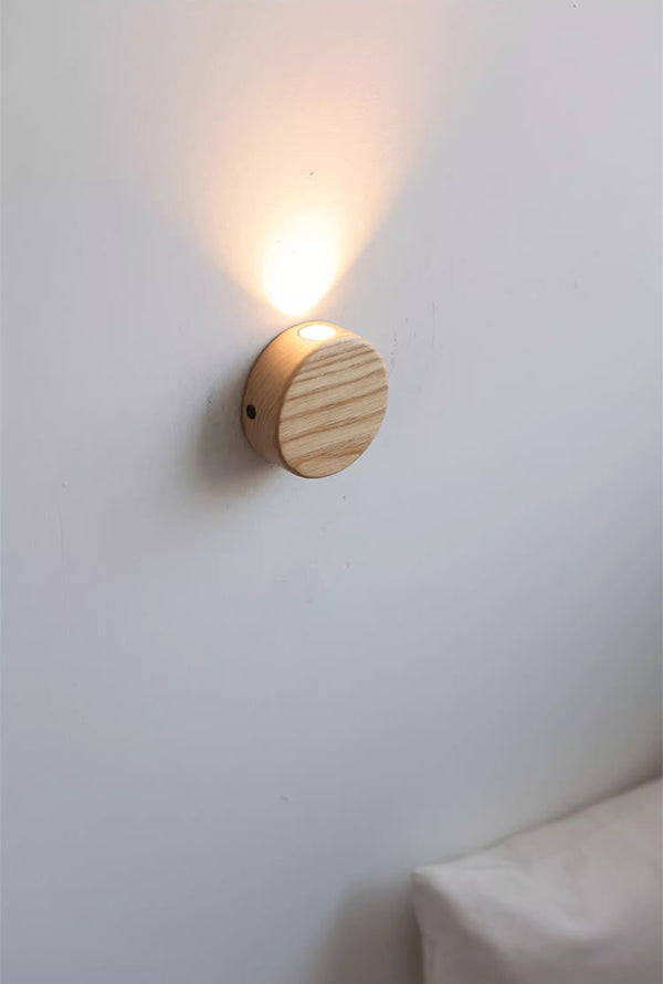 Dekorative Wandlampe aus Massivholz für das Schlafzimmer