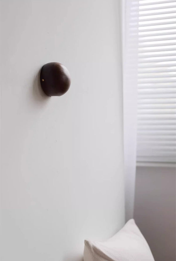 Dekorative Wandlampe aus Massivholz für das Schlafzimmer