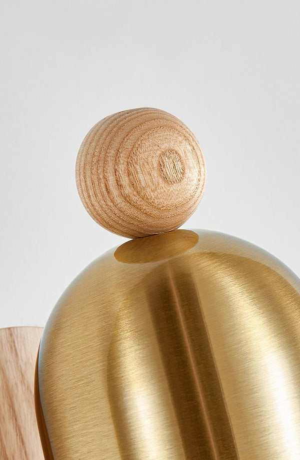 Wandlampe aus Massivholz im mittelalterlichen Stil