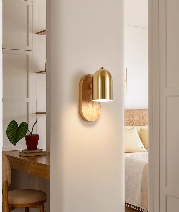 Wandlampe aus Massivholz im mittelalterlichen Stil