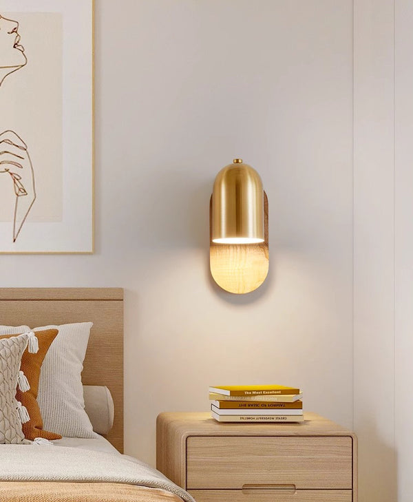 Wandlampe aus Massivholz im mittelalterlichen Stil