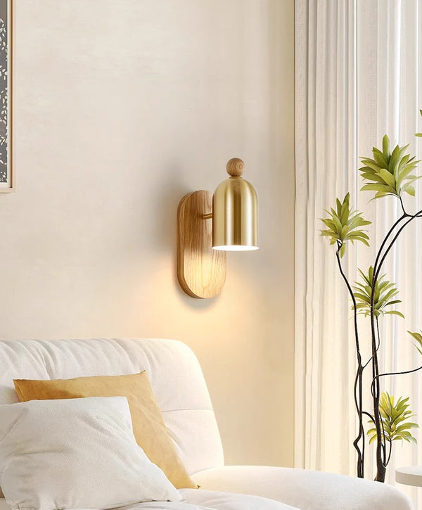 Wandlampe aus Massivholz im mittelalterlichen Stil