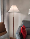 Stehlampe aus Walnussholz mit Plissee