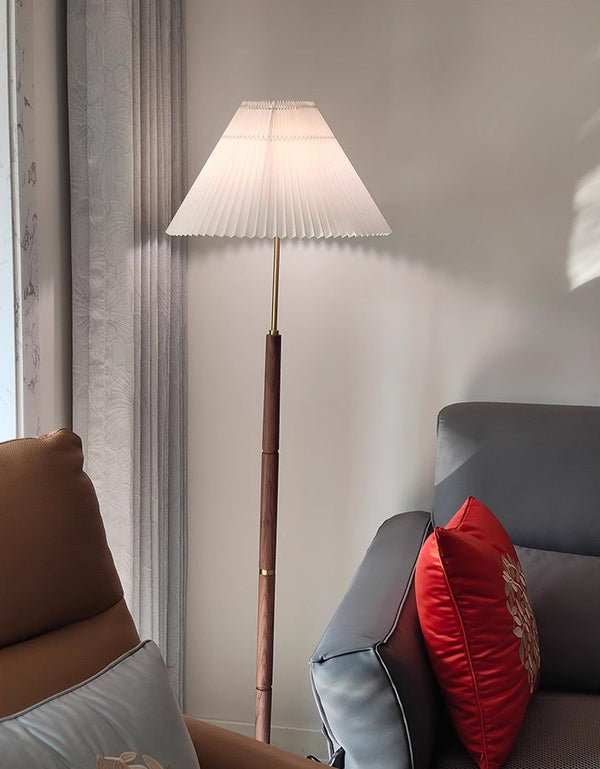 Stehlampe aus Walnussholz mit Plissee
