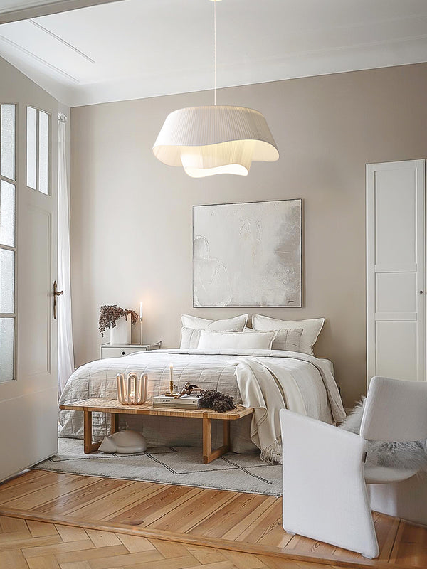 Minimalistischer Kronleuchter aus plissiertem Stoff