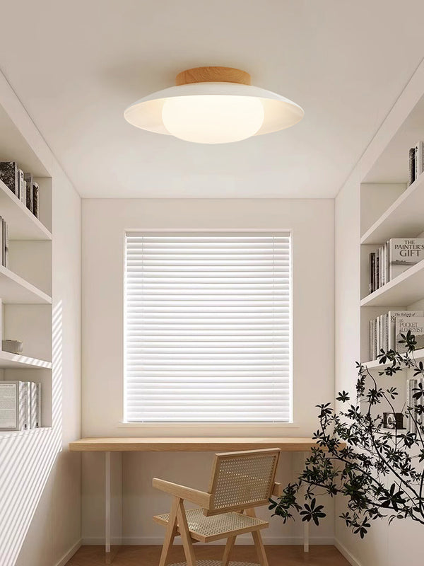 Deckenlampe aus cremefarbenem Strohhut