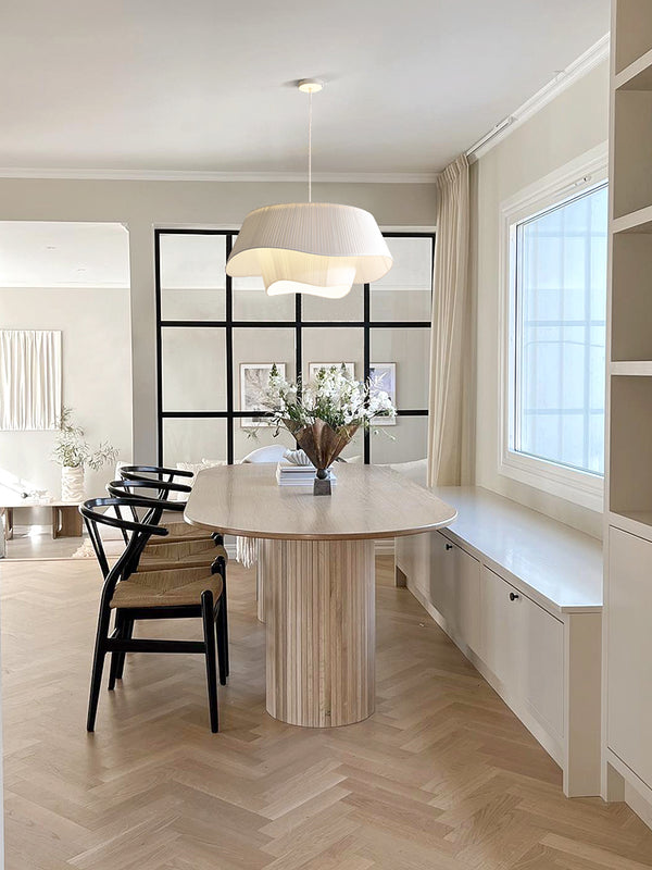 Minimalistischer Kronleuchter aus plissiertem Stoff