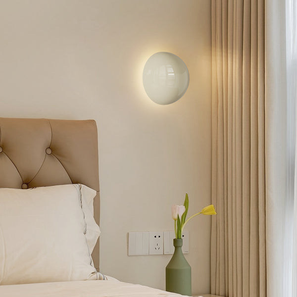 Cremefarbene Wandlampe fürs Schlafzimmer
