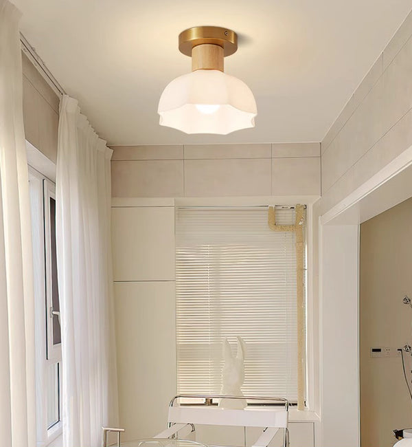 Deckenlampe aus Massivholz im cremefarbenen Stil