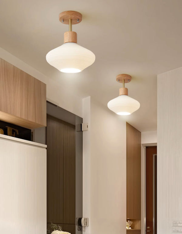 Deckenlampe aus Massivholz im cremefarbenen Stil