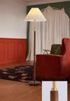 Stehlampe aus Walnussholz mit Plissee
