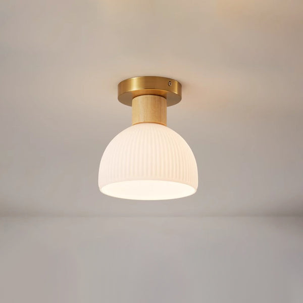 Deckenlampe aus Massivholz im cremefarbenen Stil
