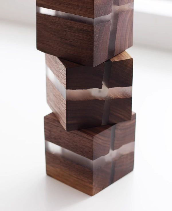 Wandleuchte aus rissigem Massivholz