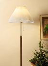 Stehlampe aus Walnussholz mit Plissee