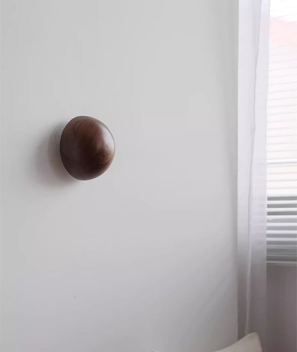 Dekorative Wandlampe aus Massivholz für das Schlafzimmer