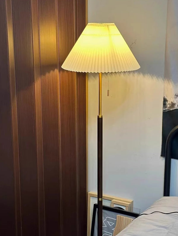 Stehlampe aus Walnussholz mit Plissee