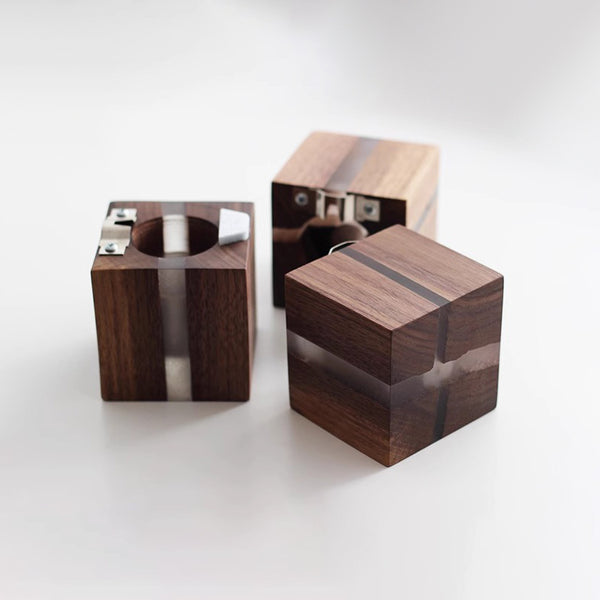 Wandleuchte aus rissigem Massivholz