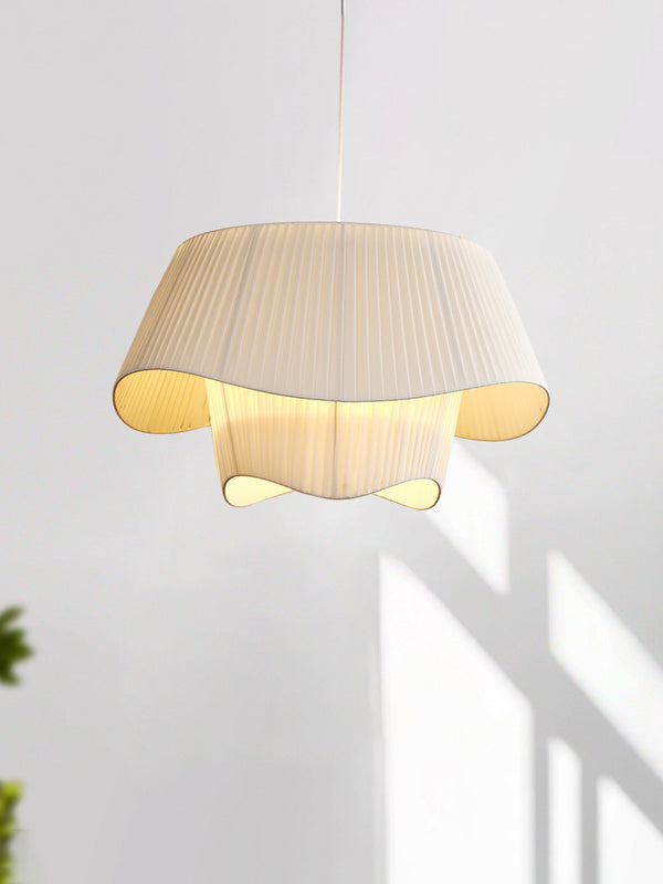 Minimalistischer Kronleuchter aus plissiertem Stoff