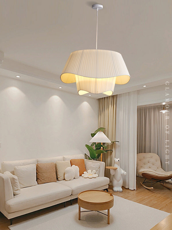 Minimalistischer Kronleuchter aus plissiertem Stoff