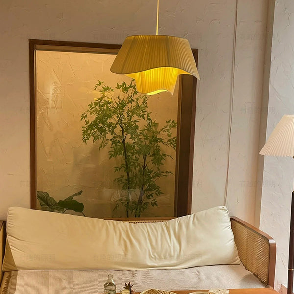 Minimalistischer Kronleuchter aus plissiertem Stoff