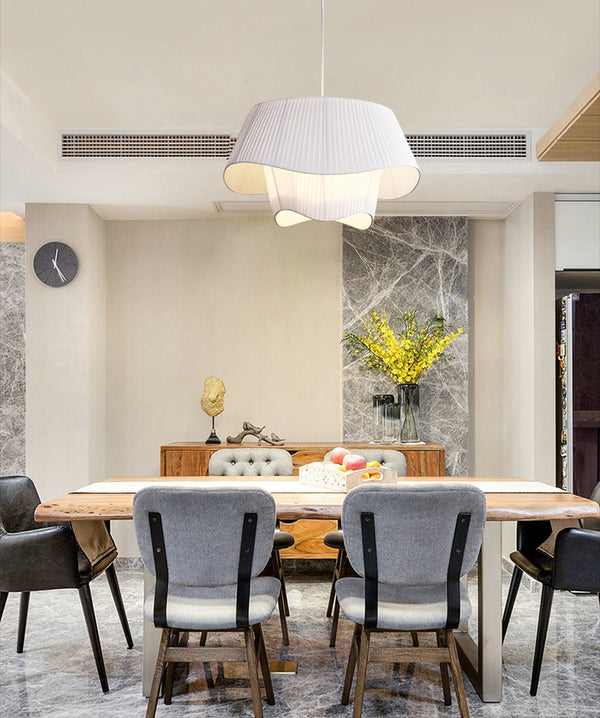 Minimalistischer Kronleuchter aus plissiertem Stoff