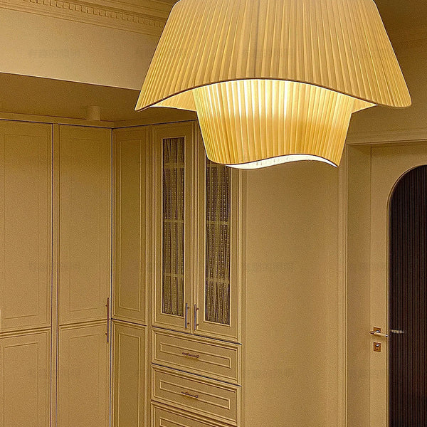 Minimalistischer Kronleuchter aus plissiertem Stoff