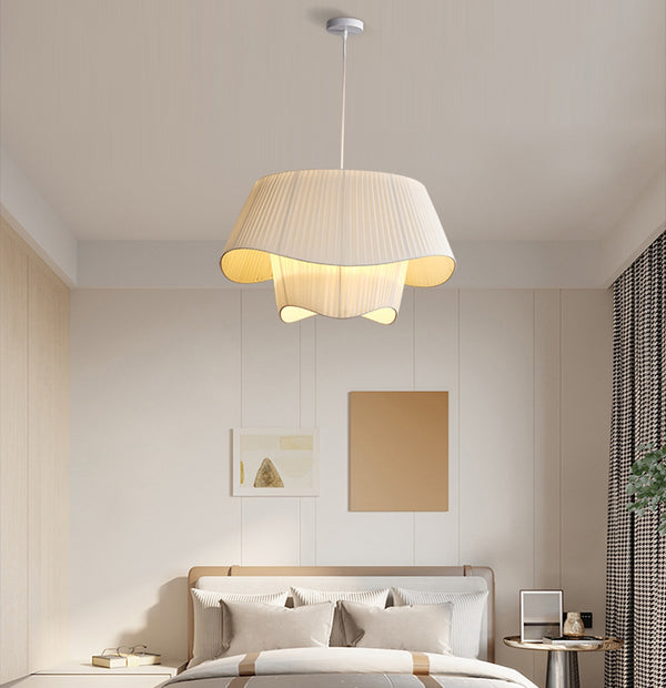 Minimalistischer Kronleuchter aus plissiertem Stoff