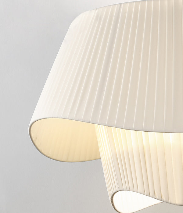 Minimalistischer Kronleuchter aus plissiertem Stoff