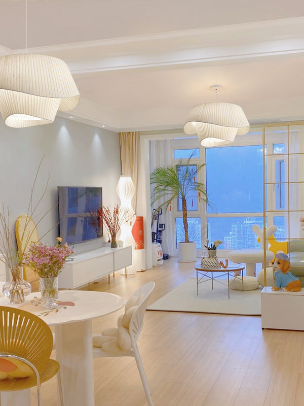 Minimalistischer Kronleuchter aus plissiertem Stoff